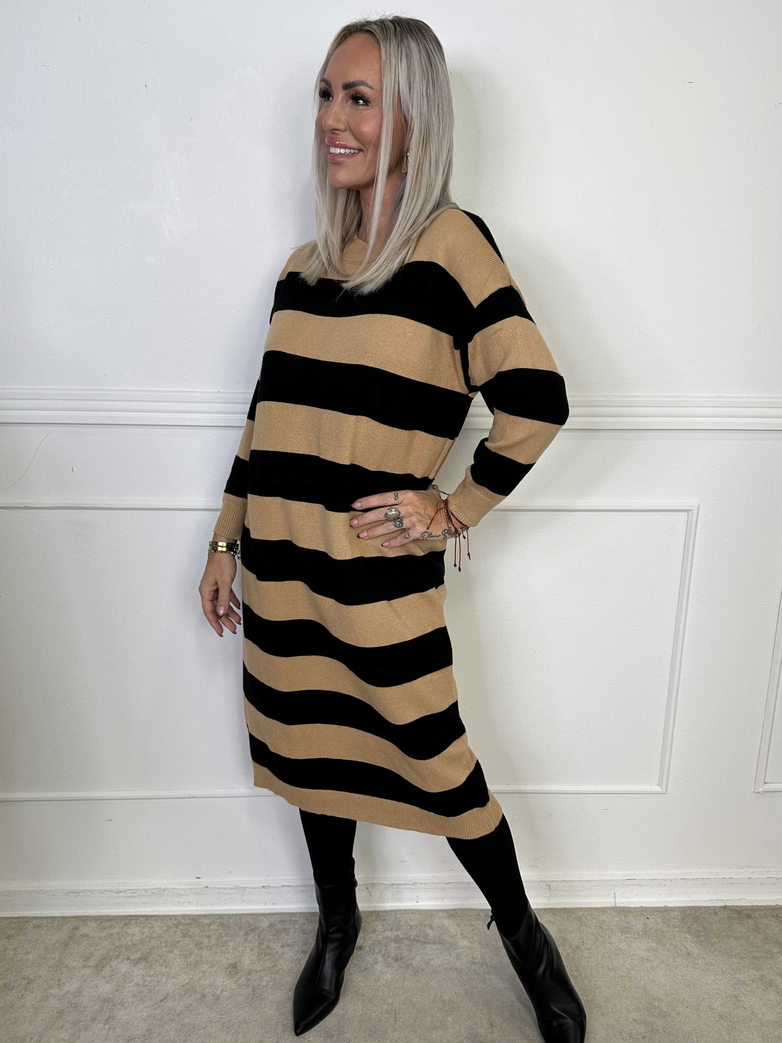 Alvilda - Lang blød strikkjole med striber